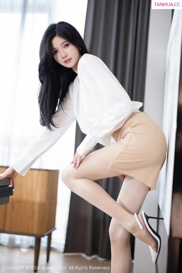 程程程  [XiuRen]高清写真图 2024.01.03 No.7906 程程程- 丝袜美腿第10张图片